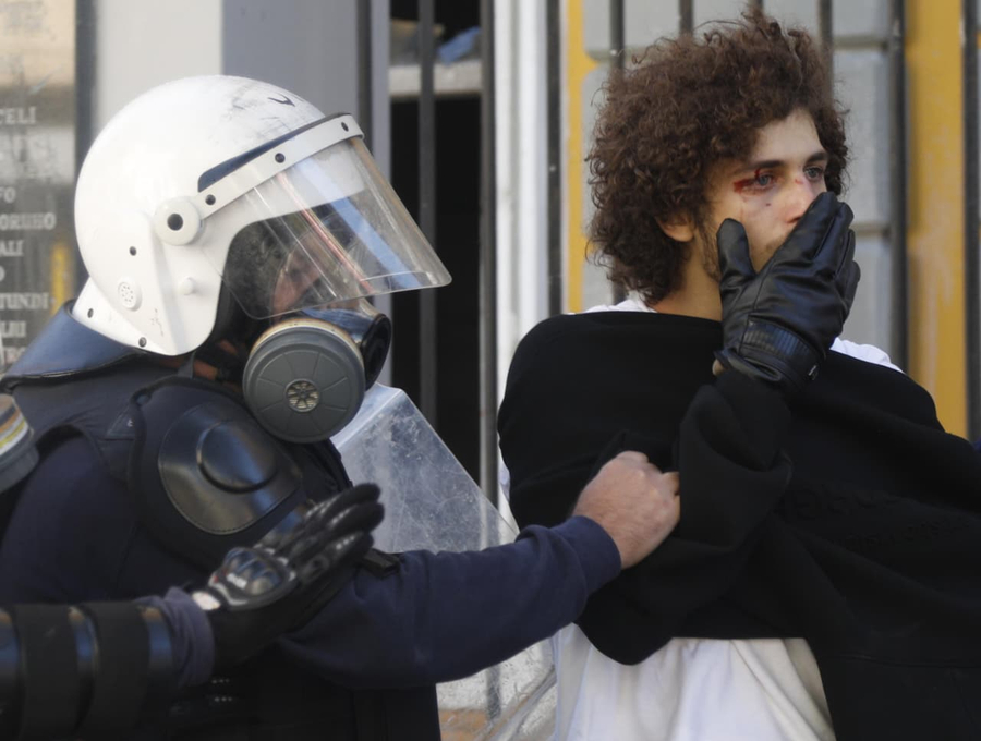 Gazetarja e Syrit gozhdon drejtorin e policisë  A i keni parë pamjet e dhunës   