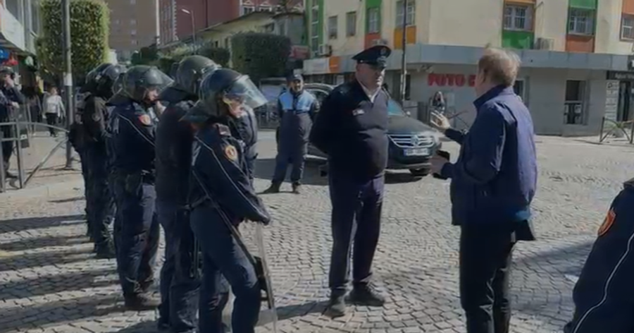 Protestat në Lezhë  Gjin Gjoni ndërhyn për qetësimin e situatës  takon drejtuesit e policisë
