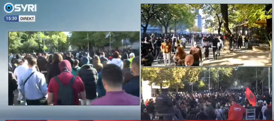PAMJET  Protestuesit nisin marshimin drejt sheshit  Skëndërbe   Digjini komunistat  poshtë diktatura 