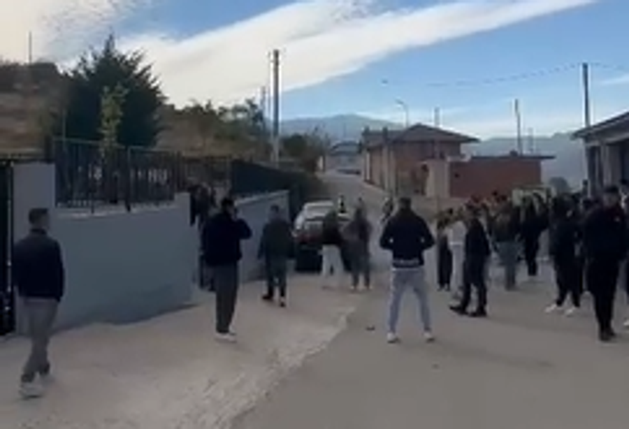VIDEO  Gjimnazistët e Rrajcës bojkotojnë mësimin  dalin në protestë  Rama jepe dorëheqjen 