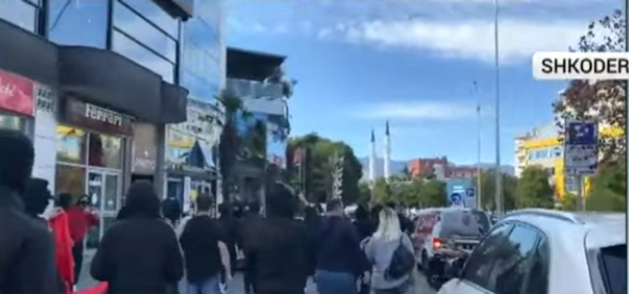 Protestuesit në Shkodër kanë qëlluar me gurë selinë e PS