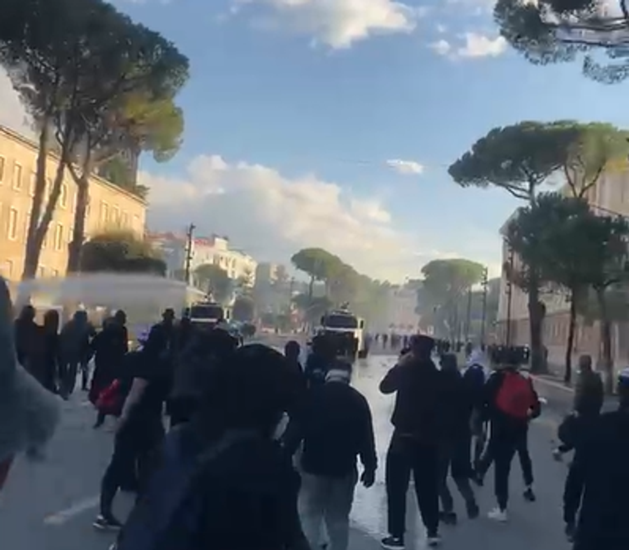 Narkopolicia mbush me gaz bulevardin para Kryeministrisë  revolta e studentëve nuk ndalet  Rama jepe dorëheqjen