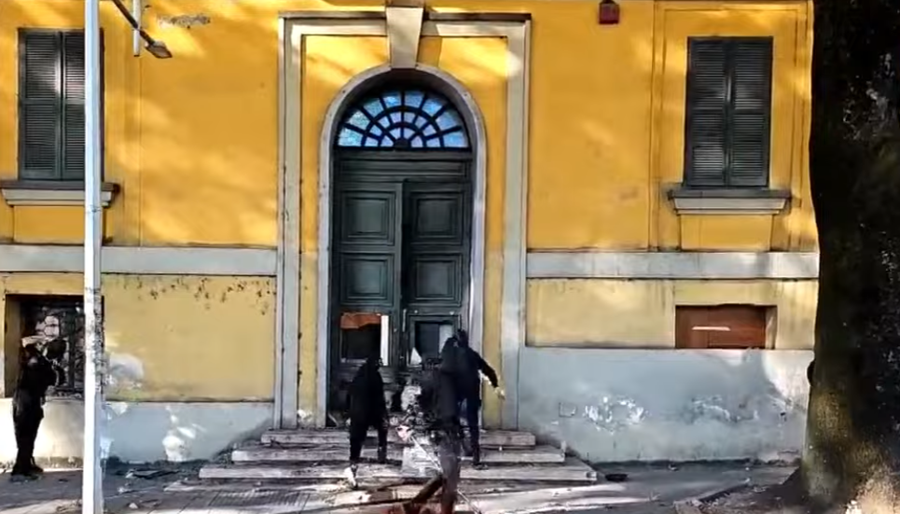 VIDEO  Të rinjtë qëllojnë me sende të forta edhe Ministrinë e Ekonomisë