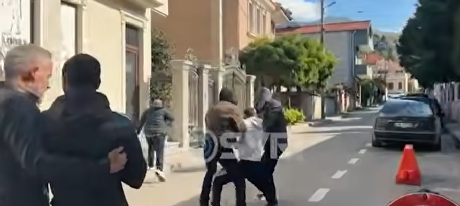 Civilët reprazalje në Korçë   Pa asnjë mjet identifikimi  arrestojnë dhe marrin zvarrë të miturit