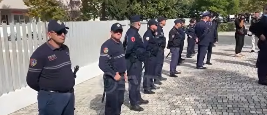  Bashkohuni me ne    Studentët marshojnë drejt gjimnazit  Ali Demi   Policia rrethon shkollën e mesme