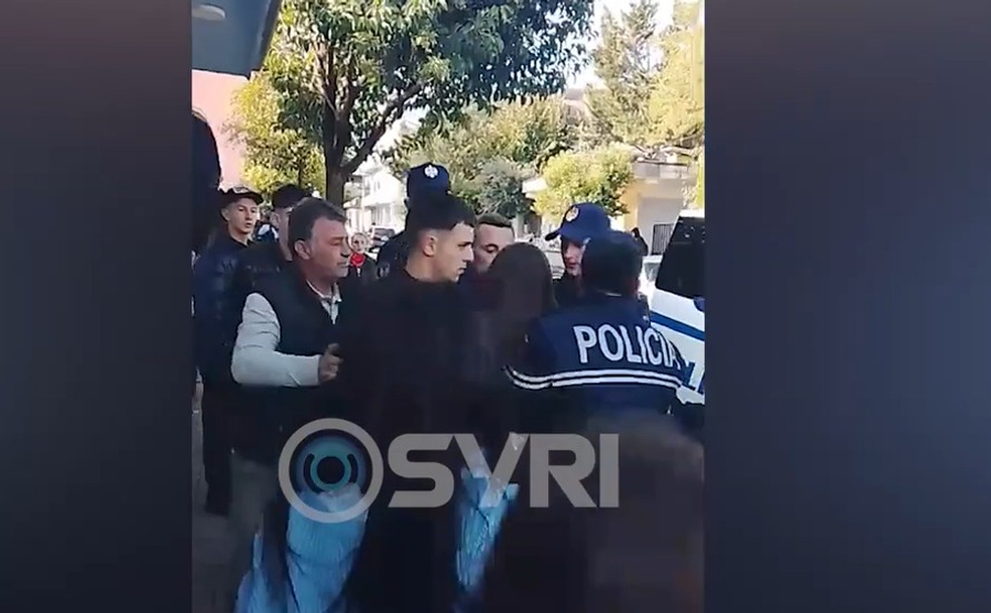 Revolta në Burrel  Policia fut me dhunë fëmijët në makinë  prindër dhe gjimnazistë përplasen me ta për të ndaluar arrestimet