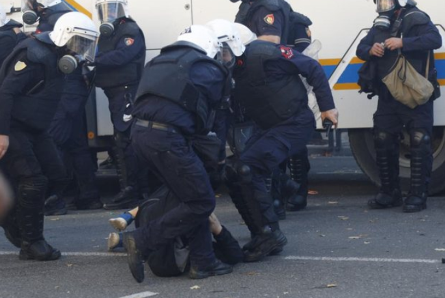 Kolonele në Forcat e Armatosura/ Luiza Gega reagon kundër dhunës së policisë ndaj studentëve: Zhgënjim për uniformën!