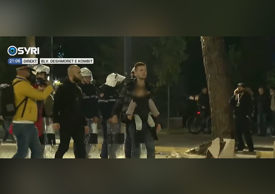 VIDEOLAJM  Protesuesi me vajzën e vogël në krah përballë policisë së Ramës