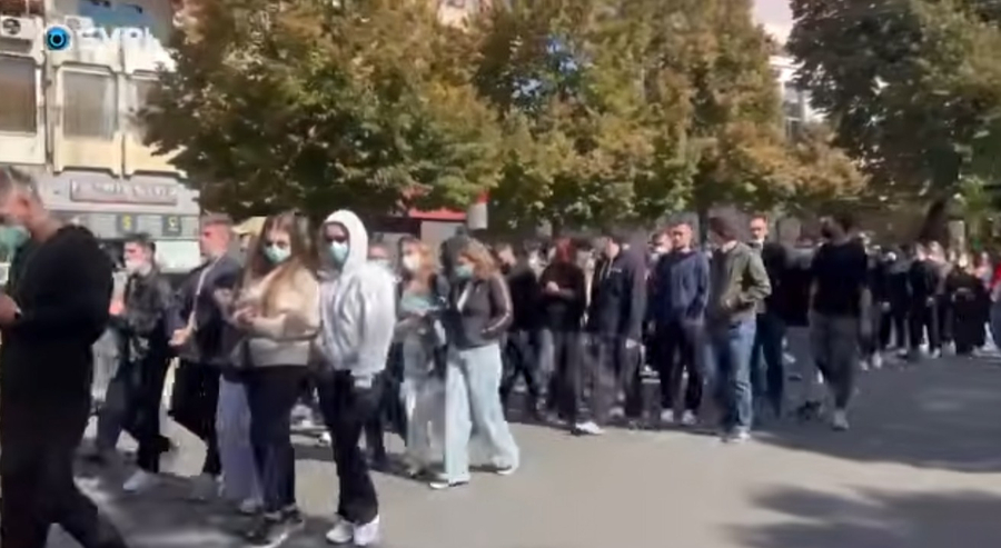 Nis dita e katërt e revoltës në Tiranë  Studentët marshojnë me thirrrjet  Poshtë komunizmi   