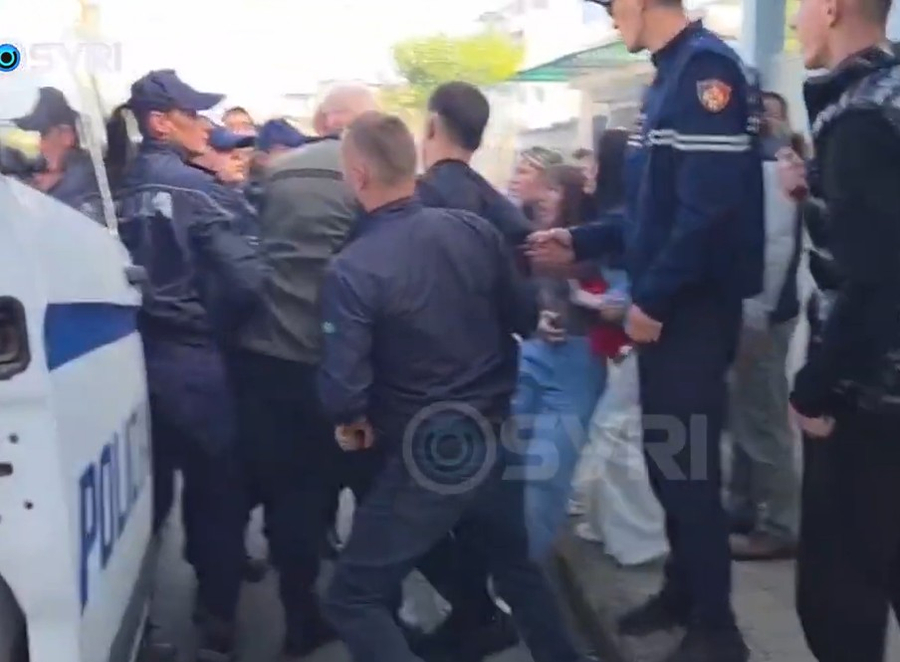 Revolta në Burrel  Vijojnë arrestimet me dhunë  gjimnazistët përplasen me policinë  Shikoni pamjet