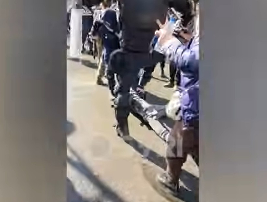 pamje-shokuese-policia-dhune-barbare-ndaj-studenteve-i-terheqin-zvarre-dhe-shkelmojne-fuqishem-t-i-thyejne-kembet