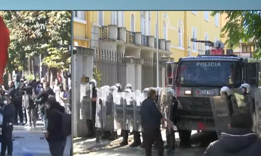 Tensione te Ministria e Arsimit, Policia hedh ujë me presion dhe spraj lotsjellës drejt protestuesve