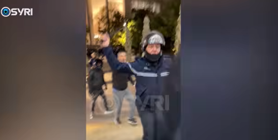 Tërbohet policia  Shkopinj gome dhe gaz lotsjellës ndaj besimtarëve brenda xhamisë