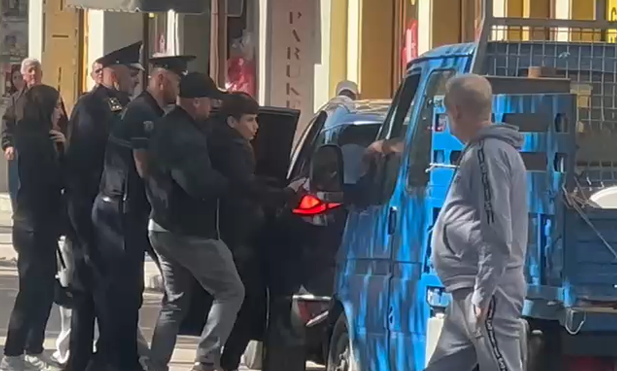 Policia shoqëron me forcë adoleshentët në Vlorë  mes tyre edhe 15 dhe 16 vjeçarë