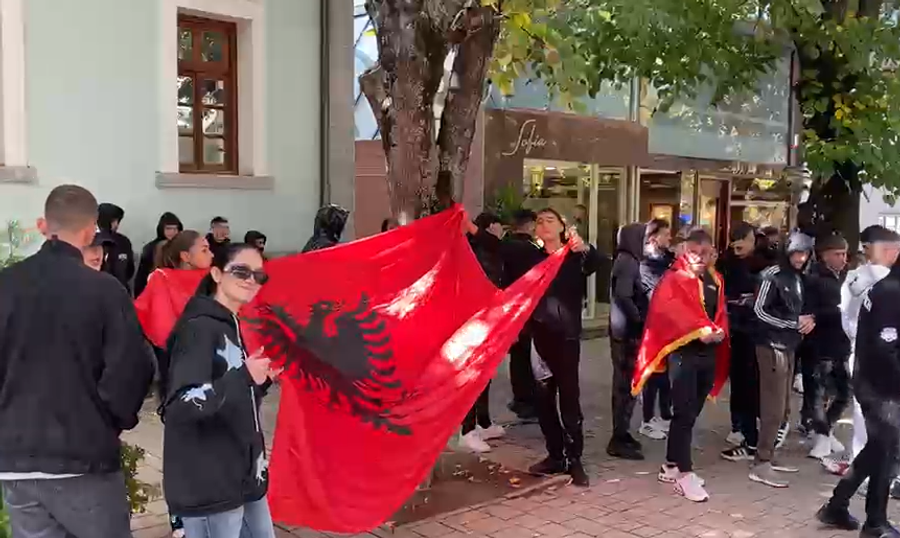  Edi Rama  jep dorëheqjen   të rinjtë në protestë në Korçë kundër qeverisë
