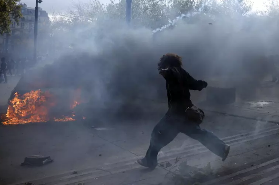 Francë  protestuesit i këputet dora nga shpërthimi i një granate të hedhur nga policia