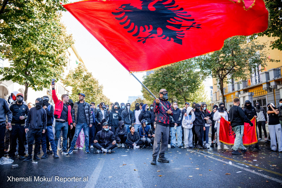duart-e-huaja-si-nje-alibi-per-shmangien-e-pergjegjesise-politike