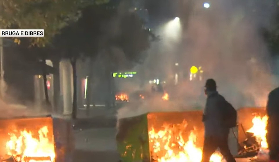 Protestuesit nuk tërhiqen  vendosin barrikadë me koshat e plehrave në rrugën e Dibrës  i djegin