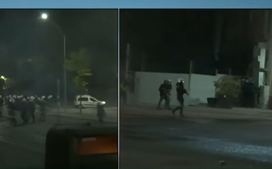 Dhunë e terror  Policia me shotgan dhe gaz nëpër rrugët e Tiranës  Studentët protestues s tërhiqen