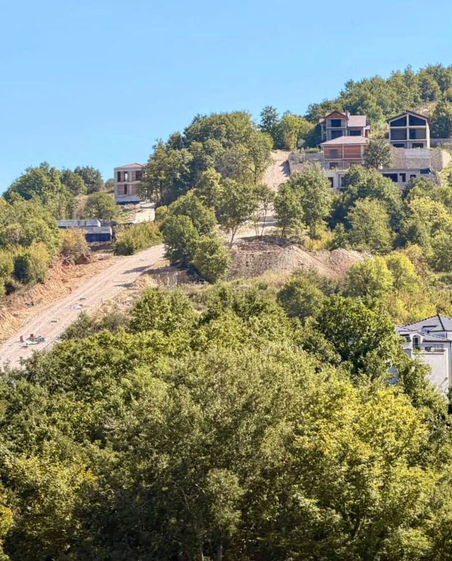 kellici-publikon-vilat-e-skender-hites-kur-policet-rropaten-me-turne-12-oreshe-drejtori-shton-katet-e-vilave