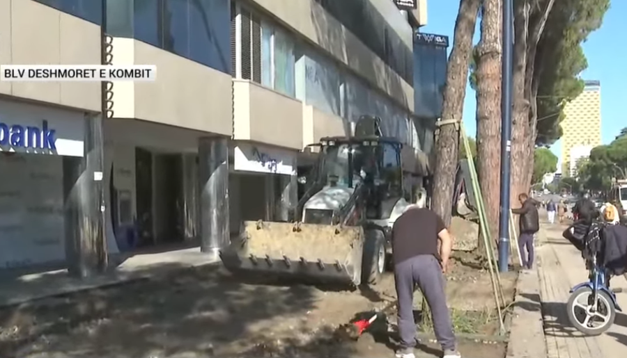 pasi-kercenoi-studentet-rama-ne-panik-nxjerr-fadromat-dhe-shkul-guret-nga-trotuaret-ne-bulevard
