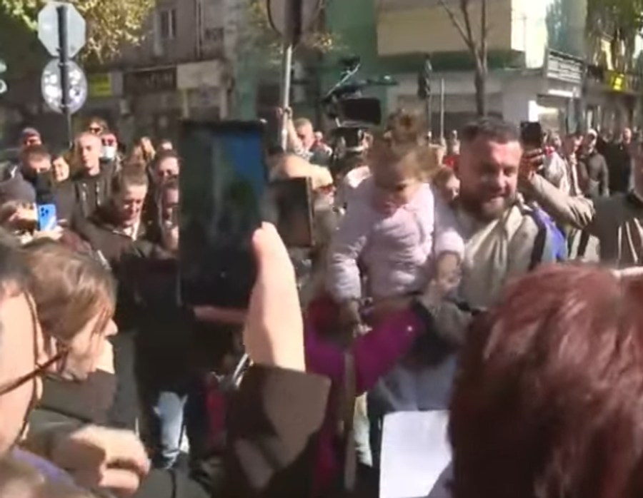 Luiz Ejlli me familjen në protestë  Uroj të mos hedhin gaz   Duhet një zgjidhje
