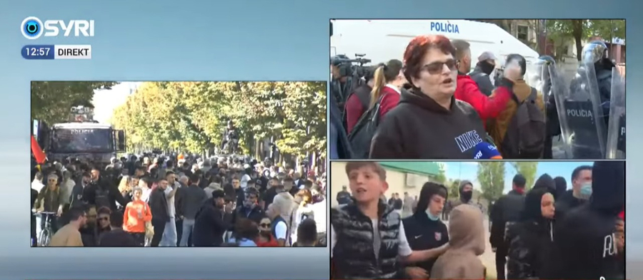 Protestuesja   policëve  Mos i vrisni fëmijët e shqiptarëve  të gjitha nënat të vijnë këtu t i mbrojnë