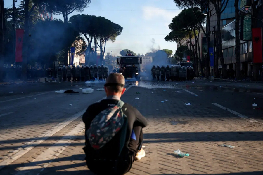 Gazeta franceze LIBERATION  Rinia është ngritur kundër korrupsionit  nuk ndalen deri në largimin e Ramës