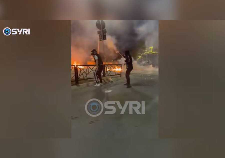 VIDEO  Protestuesit nuk ndalen  molotov te Parlamenti