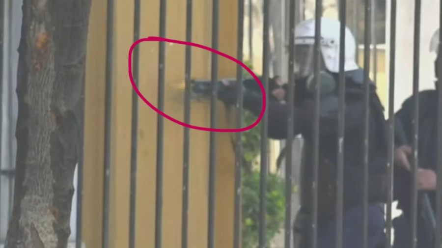 REUTERS  Policia qëlloi me shotgun drejt protestuesve  dy gazetarët tanë u plagosën me plumba gome