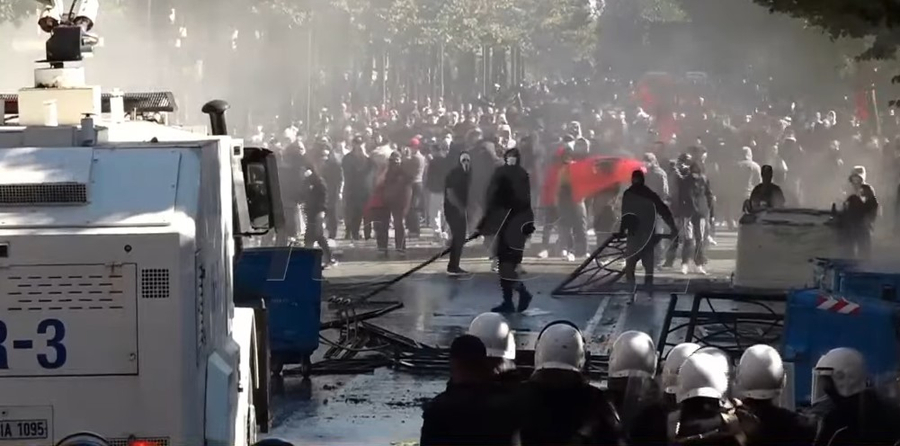 Revolta Studentore hyn në ditën e gjashtë  Tirana pritet të pushtohet nga marshimi i nxënësve  studentëve dhe qytetarëve