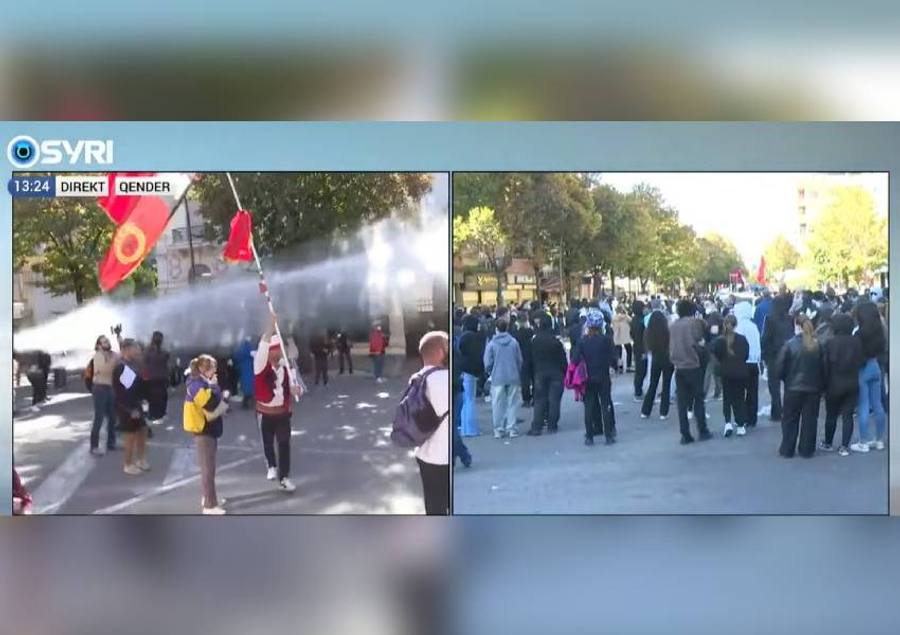 VIDEO  Policia sulmon të rinjtë paqësorë me gaz lotsjellës dhe ujë  përdhoset flamuri kombëtar