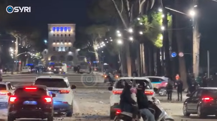 Kamulfohen me makina private  civilët qëllohen me gurë nga protestuesit