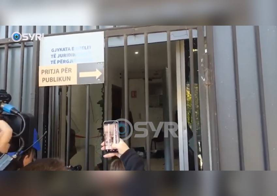 Sulmohet Gjykata e Apelit në Tiranë  i thyhen xhamat pas arrestimeve të dhunshme në rrugë nga policia