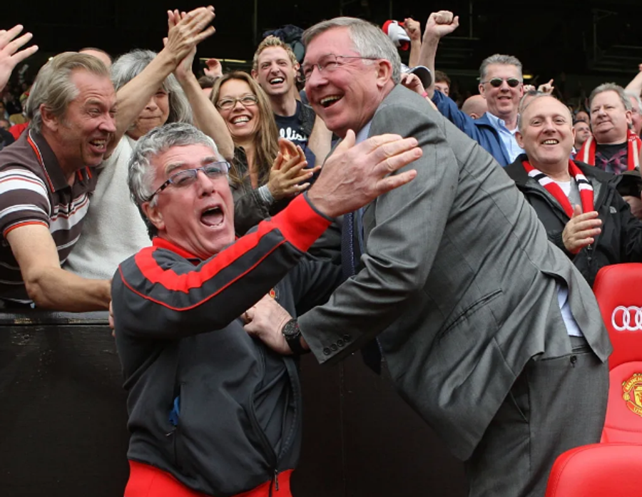 Ferguson surprizon tifozët në derbin ndaj Leeds  legjenda e Man  United shfaqet pranë një figure ikonike të klubit