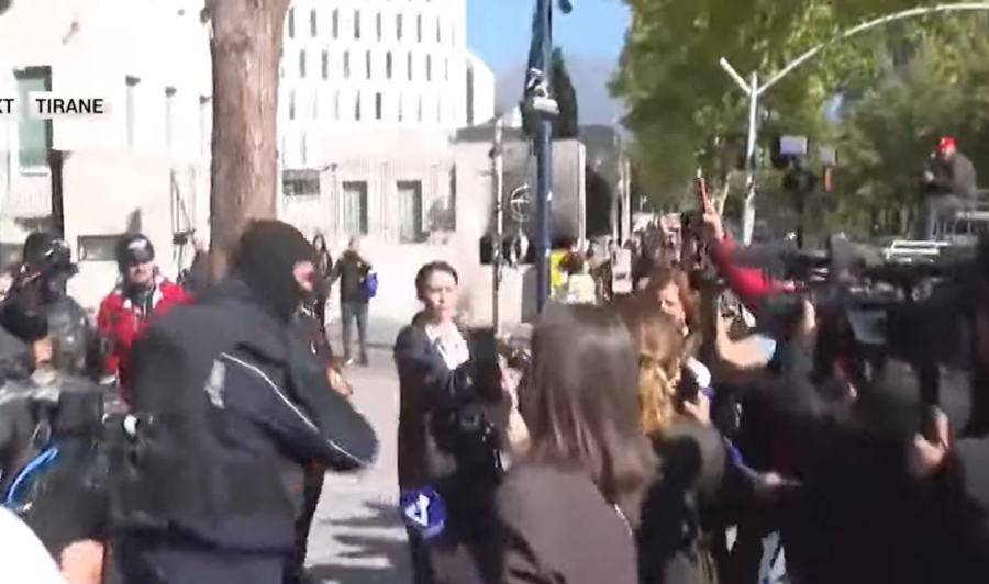 Tërbohet polici në protestë  shtyn të renë dhe u vërsulet gazetarëve për t i hapur rrugën furgonit të policisë