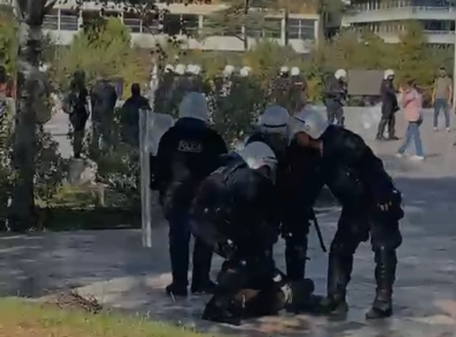 Narkoshteti  Vijon dhuna barbare e policisë ndaj protestuesve   arrestohen dy të rinj