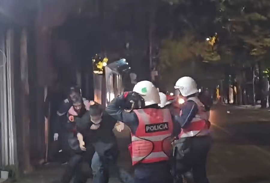 Bardhi shpërthen pas dhunës policore ndaj një fëmije  Kë po dhunoni si kafshë  more të paburrë  more plehra