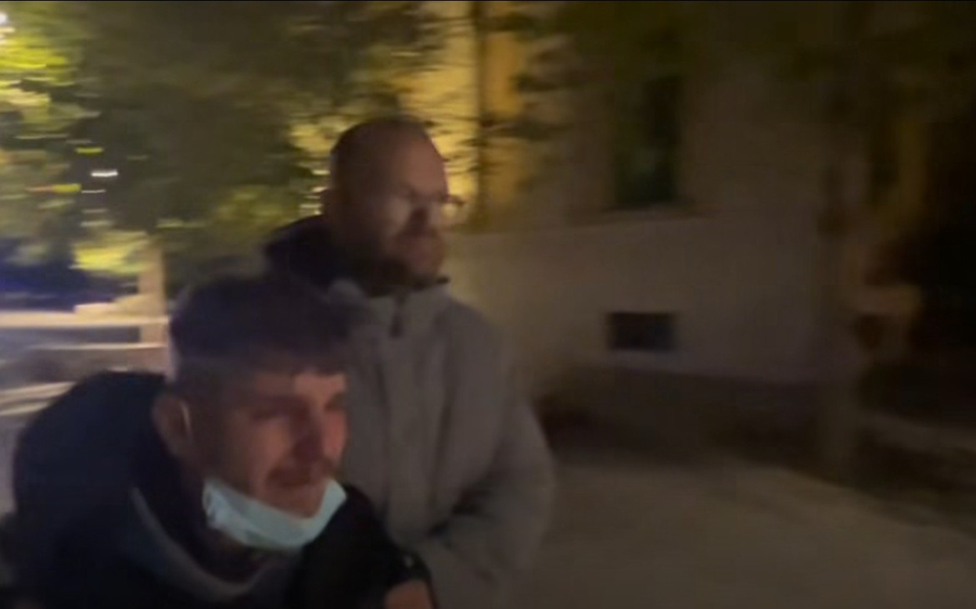 Po hante panine te parku  Rinia   policia masakron adoleshentin  Më qëlluan me grushte dhe shkop gome