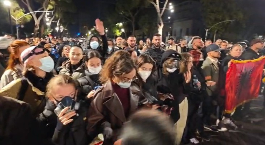 Protesta nuk ndalet  Vajzat zinxhir përballë policisë në bulevard  Arrestoni Ramën 