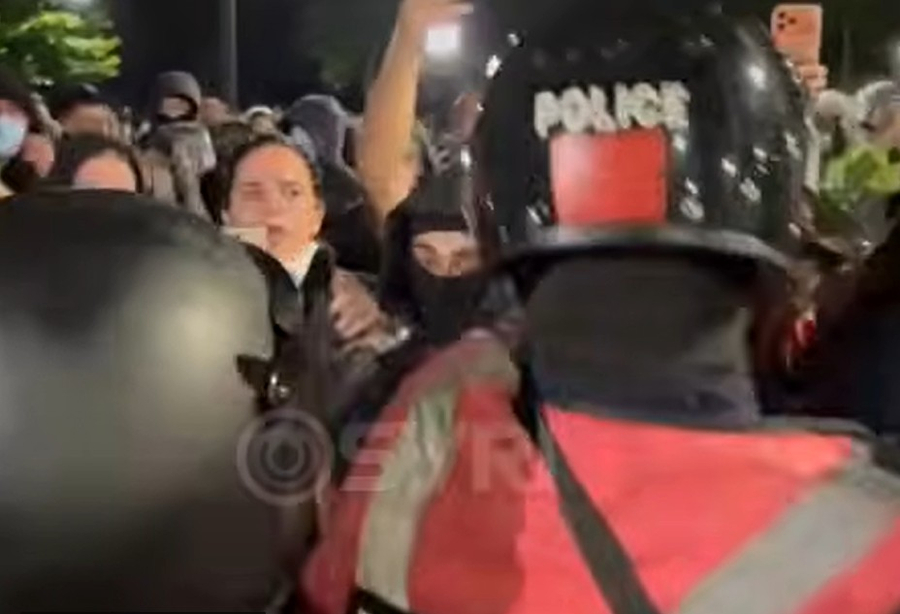 Përplasje e ashpër mes policisë dhe protestuesve tek Parku Rinia  të rinjtë vijojnë qëndresën para efektivëve