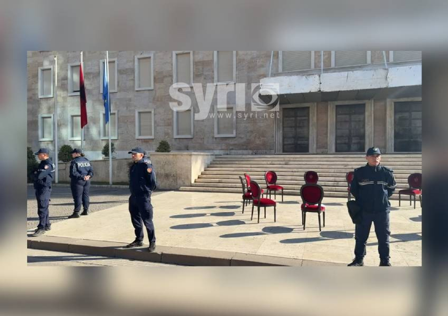 Pas dhunës barbare  Rama provokon me  dialog  i rrethuar me policë në bulevard  të rinjtë  Jep dorëheqjen 
