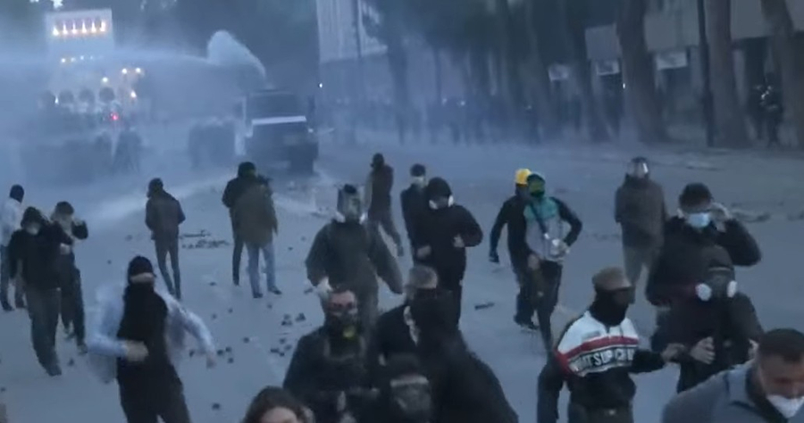 video-nisin-perplasjet-te-kryeministria-policia-nis-dhunen-dhe-gazin-lotesjelles-ndaj-studenteve