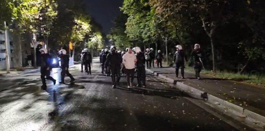 Policia shënjëstron protestuesit   Momenti kur qëllon me plumba gome ndaj tyre