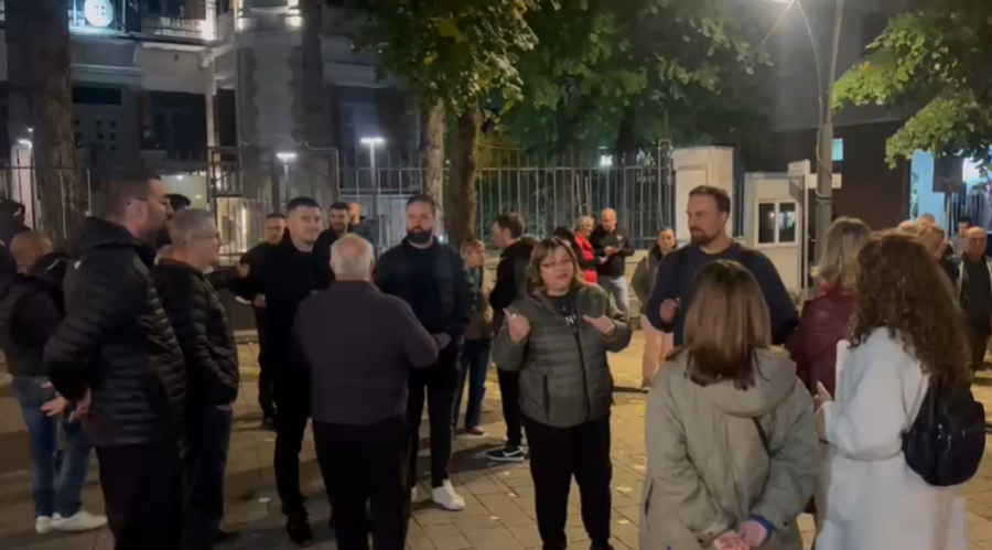 VIDEO  Korçarët solidarizohen me protestën në Tiranë  kërkojnë dorëheqjen e Ramës