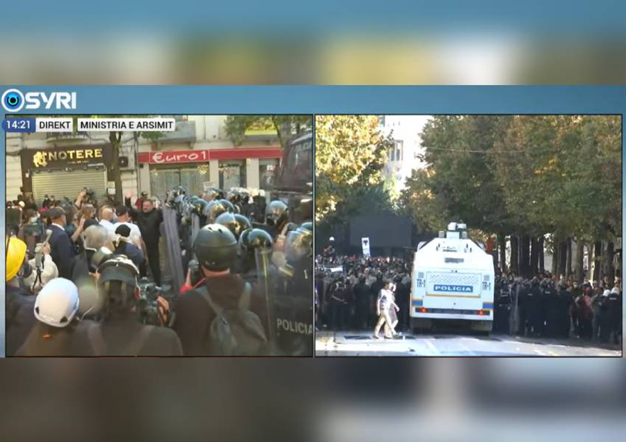 policia-e-krimit-i-sulmoi-me-uji-studentet-per-te-shperndare-protesten-qytetaret-i-behen-barrikade-ne-rruge