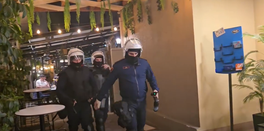 S ka fund reprezalja brutale e Policisë   Efektivët mësyjnë nëpër rrugica e biznese private  terrorizohen turistët