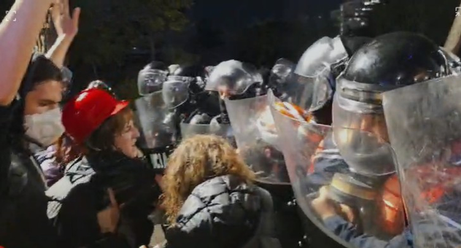 Vajzat u bënë barrikadë  një taborë me policë i dhunojnë e i hedhin me spraj me piper  Shikoni pamjet