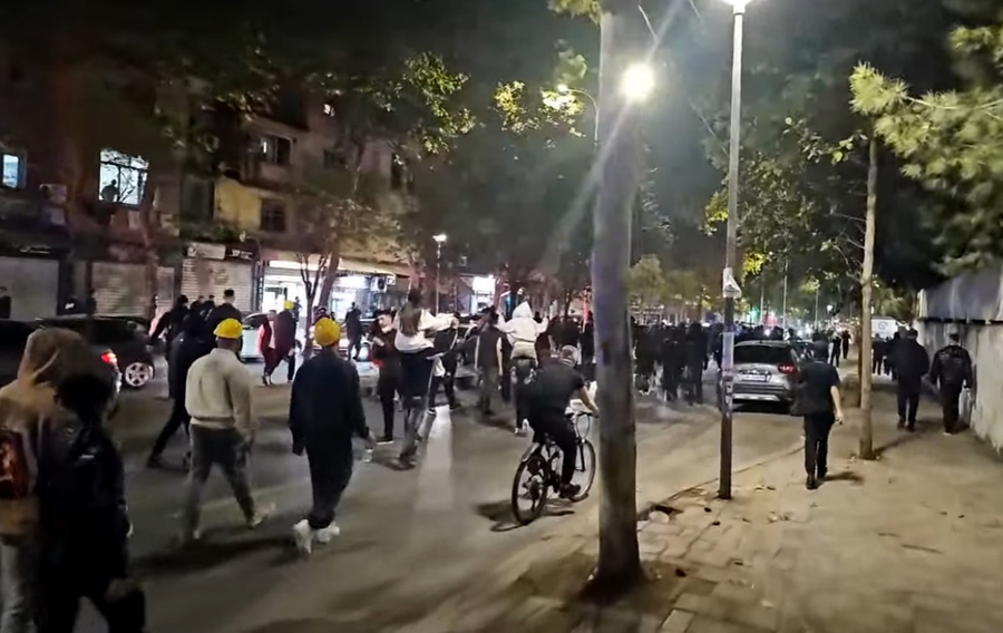VIDEO  Policia ngre dronët kundër studentëve dhe të rinjve protestues