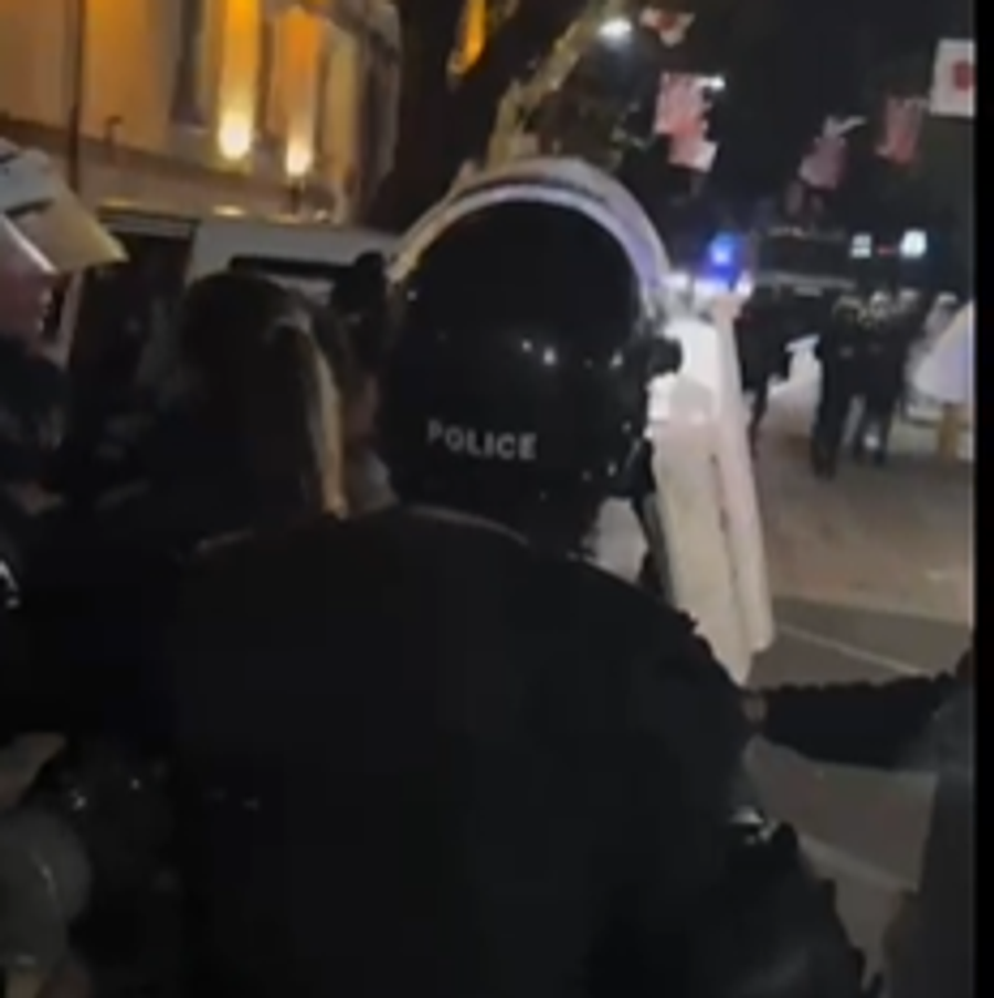 VIDEO  Britma e ulërima   Policia s kursen as vajzat nga arrestimi me dhunë
